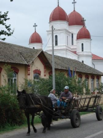Plattelandssc�ne in Roemeni�. Nog meer kar en paard dan gemotoriseerd vervoer, nog een paar jaar hoogstens.
